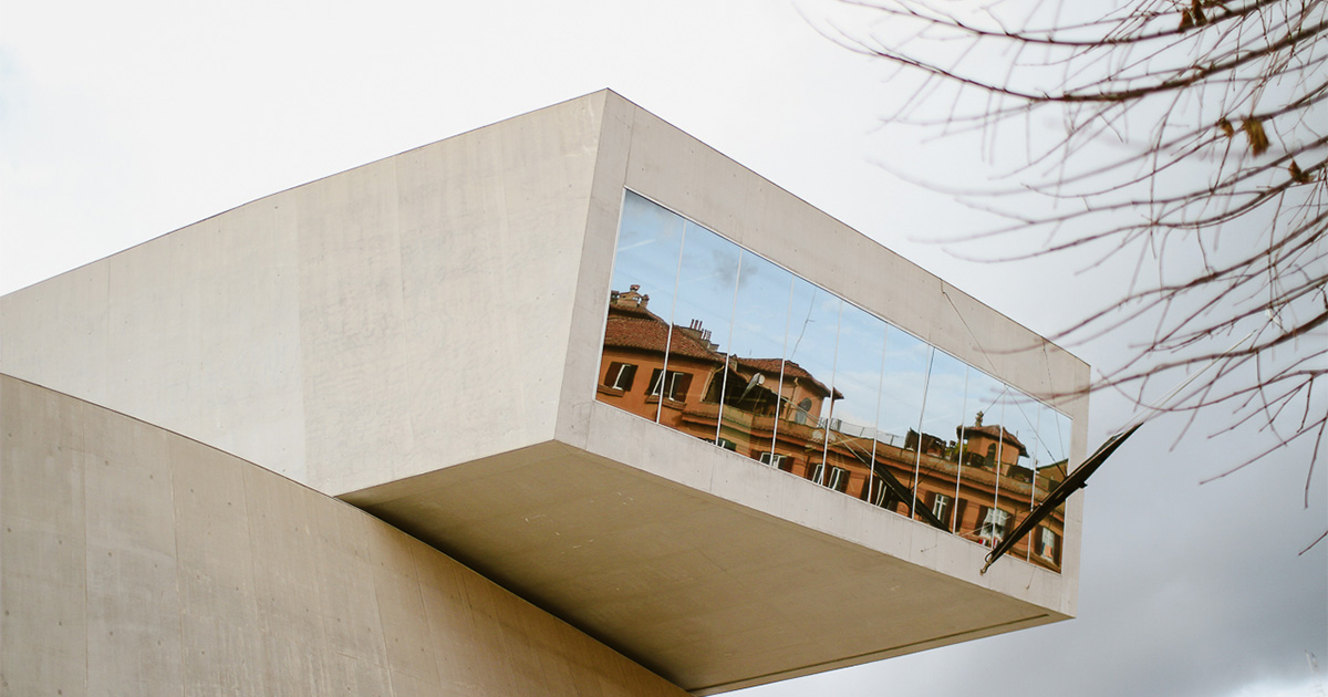 ザハ・ハディドの国立21世紀美術館、通称MAXXI