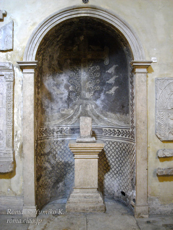 サンタ・コスタンツァ教会から緩やかな階段を下っていく途中に見られる壁画や墓石の装飾。