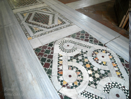 コズマーティ様式のオリジナルの床のモザイク。