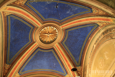 教会の内部::中世から初期ルネッサンススタイルの天井。ローマにはめずらしい