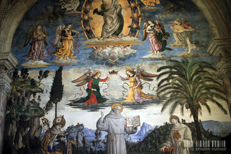 教会の内部::美しいピントゥリッキオのフレスコ画
