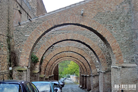 連続するアーチ::ローマの街の防衛も兼ねた５世紀と11世紀につくられたアーチ