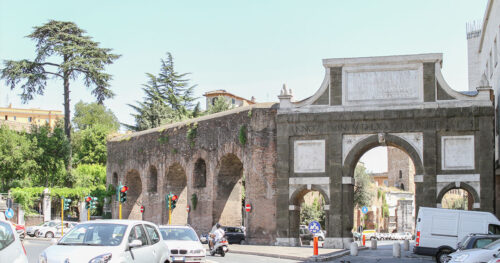 投稿についてもっと詳しく テルミニ駅に刺さったようなシクトゥス5世のアーチ