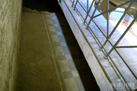 かつての浴場の上に建つ礼拝堂:古代ローマの床のモザイク