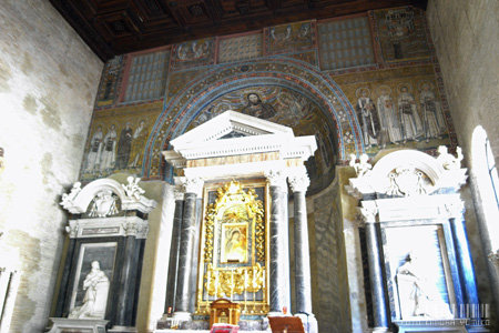 礼拝堂:後陣のモザイクにはサンピエトロ、サンパオロ、マルコ、マタイ、ヨハネ、ルカが集合