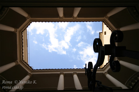 素晴らしい建築を通してローマの青い空を仰ぐ幸せ。