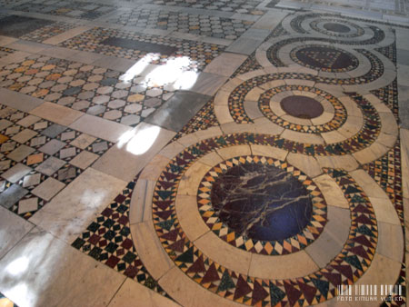 コズマーティ様式の床::ローマで中世に手が加えられた教会を回ると出会うコズマーティ様式の大理石モザイクの床