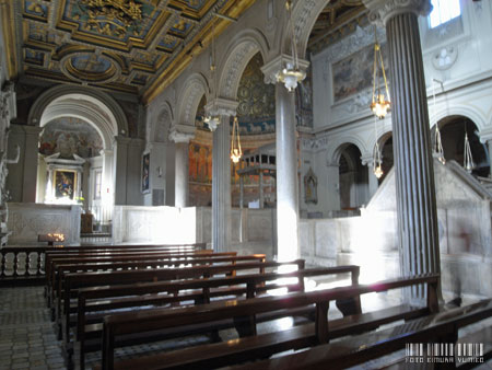 教会の側廊::祭壇に向かって左の側廊にマゾリーノのフレスコ画があります。