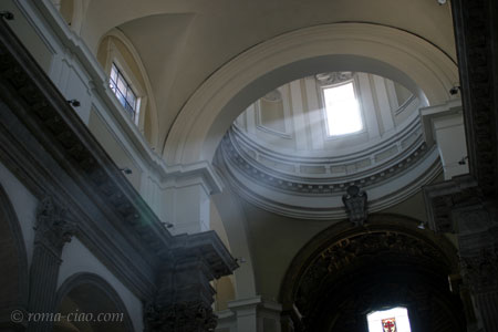 教会内部::ルネッサンス期のフィレンツェに見られるようなシンプルな空間