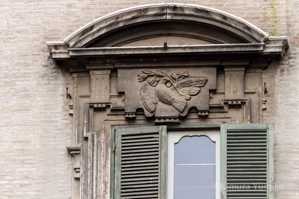コレッジョ・ロマーノに面する窓::ハトの紋章はパンフィーリ家