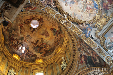 ジェズ教会　フレスコ画が美しい丸天井