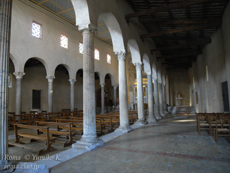 教会の内部::バジリカ様式。身廊と側廊を分ける柱は古代ローマのもの。天井には木造のトラスが残る