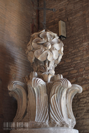 ボッロミーニデザインの屋根の十字架の土台::むかいのサン・ジョヴァンニ・ア・ポルタ・ラティーナ聖堂にある