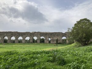 ローマっ子の憩いの場、水道橋公園