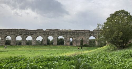 ローマっ子の憩いの場、水道橋公園
