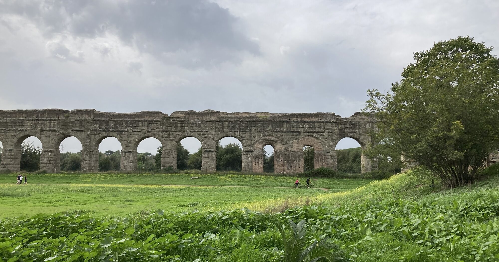ローマっ子の憩いの場、水道橋公園
