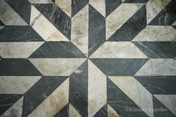 教会内の床::幾何学模様の大理石