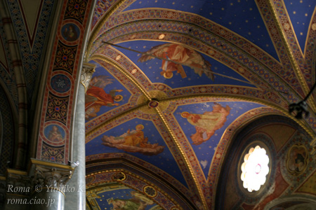 青い天井に星がちりばめられているゴシック様式典型の内部