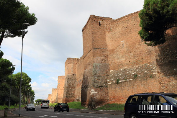 博物館付近のアウレリアヌスの壁::ローマの“外側”から見ると高い