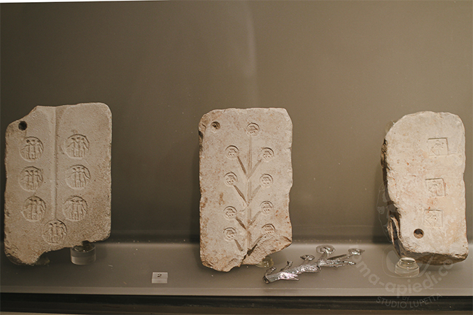 古代のコインの鋳造法::型に流し込んで枝から切り落とすように切り離す