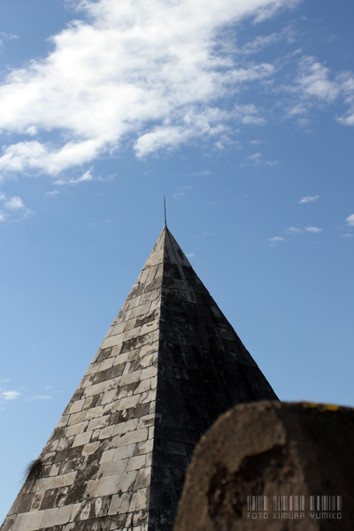 門の上から::むかいのピラミッドのてっぺんが近くなる