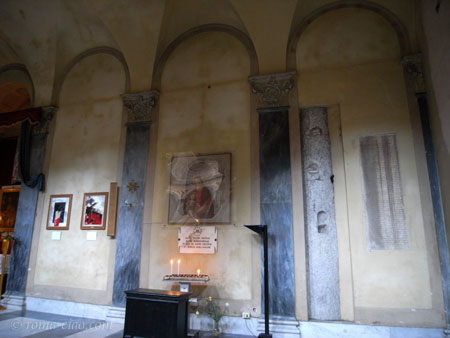 教会側廊::壁に塗りこめられた神殿の柱が見える。古い壁画も。