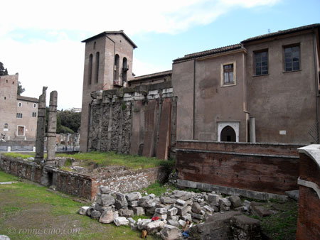 教会東側::こちらにも神殿の柱と、中央やや右寄りにかつてのオルシーニ家専用の入口がみえる。