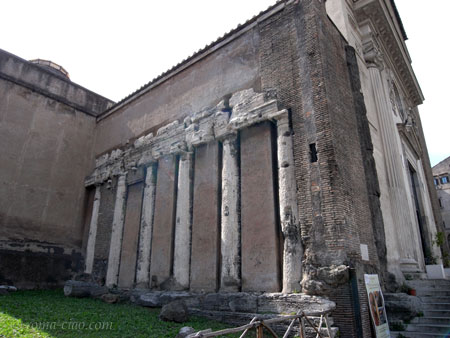 外壁::古代ローマ時代の神殿がそのまま壁となっている。