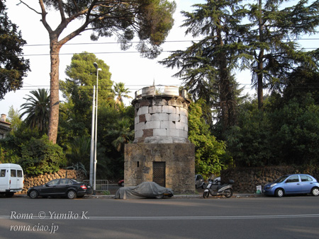 ノメンターナ街道沿いに表れる古代ローマ時代の霊廟。