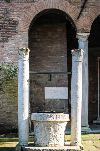 前庭の井戸::柱はダイアナ神殿のものとされる