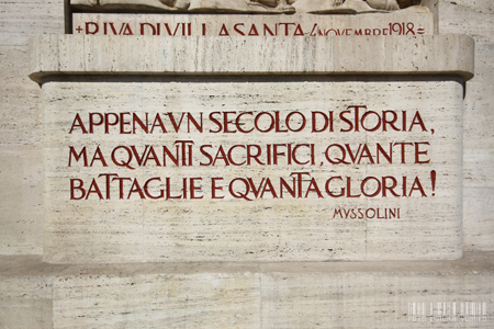 ムッソリーニの言葉::「まさに歴史の瞬間、あまたの犠牲とあまたの戦い、そして多くの栄光が」