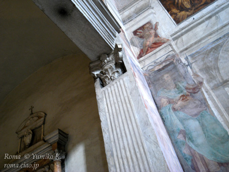 9世紀の教会建立時の柱が、その後の改修で覆われているのがわかります。