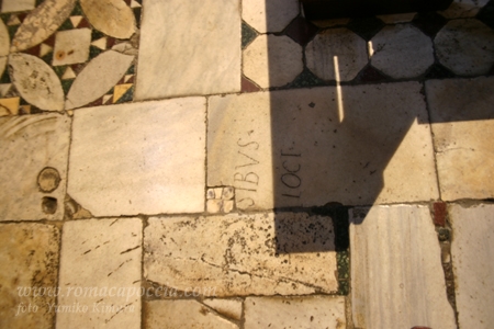 教会内部の床::かけらのような大理石にラテンの文字が。