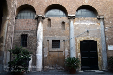 中庭の壁::ふぞろいの古代ローマ遺跡の柱が並ぶ