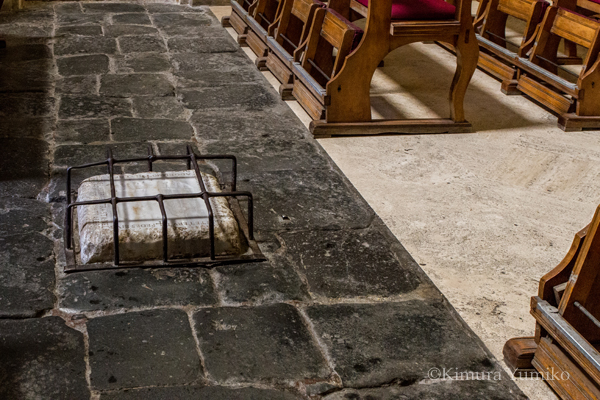 足跡のある石版::アッピア街道をイメージして教会内部の一部に敷石が