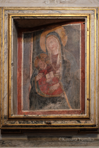 サルヴィアーティ礼拝堂のマリア像::大聖グレゴリウスに語りかけたという言い伝えがある