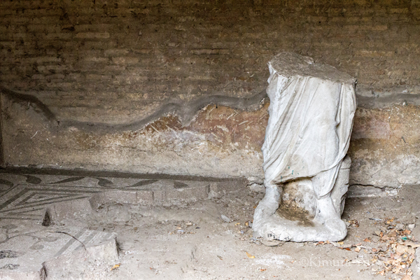大理石像::ドムスには３体の像があったとされているが、その遺りか