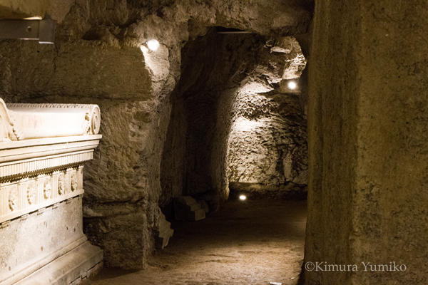 墓地内部と石棺::石棺はルキウス・コルネリウス・スキピオ・バルバトゥスのもの。オリジナルはヴァチカンに