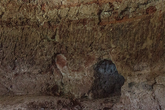石灰炉::この窯で遺跡の断片の大理石や凝灰岩をセメントなどの建築材にしていたとか